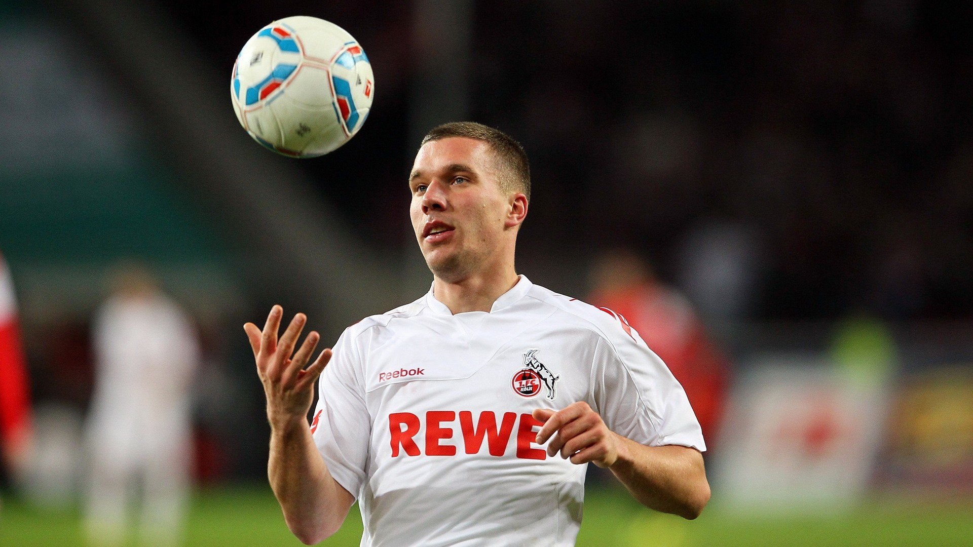 俱乐部在球场维护与安全管理上加大投入,各个俱乐部的球场